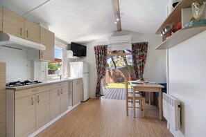 Een koelkast, een microgolfoven, een kookplaat