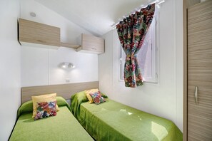 2 bedrooms, iron/ironing board, free WiFi, bed sheets - Bungalow 'Cádiz Costa' with private pool, private terrace and Wi-Fi (Chiclana de la Frontera)