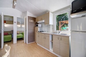 Kühlschrank, Mikrowelle, Herdplatte, Wasserkocher mit Kaffee-/Teezubehör