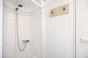 Dusche, Haartrockner, Handtücher