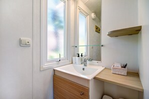 Shower, hair dryer, towels - Bungalow 'Cádiz Costa' with private pool, private terrace and Wi-Fi (Chiclana de la Frontera)