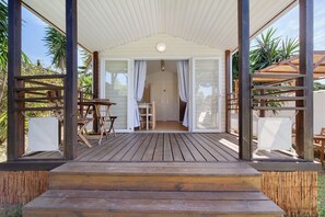 Outdoor dining - Bungalow 'Cádiz Costa' with private pool, private terrace and Wi-Fi (Chiclana de la Frontera)