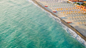 Una spiaggia nelle vicinanze