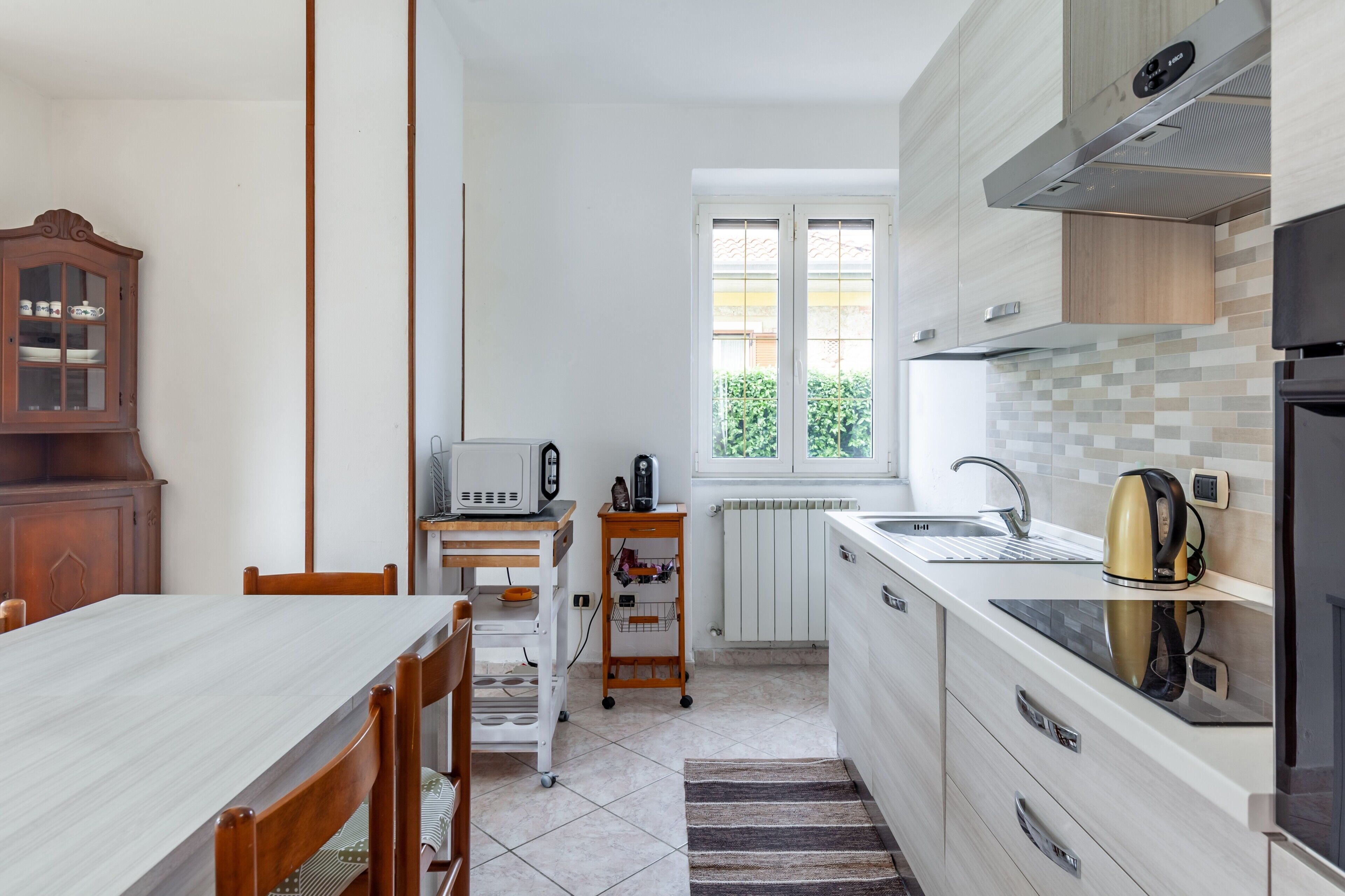 Frigorífico, microondas, horno y placa de cocina