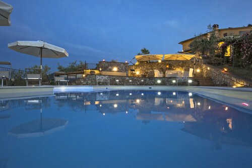 Villa 'Podere Bucigattolo' with Private Pool, Wi-Fi and Air Conditioning