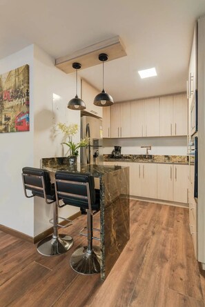 Kühlschrank, Mikrowelle, Ofen, Herdplatte