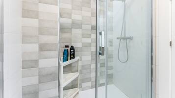 Douche, sèche-cheveux, serviettes fournies