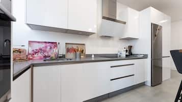 Kylskåp, mikrovågsugn, ugn och spishäll