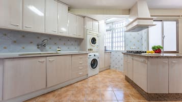 Kylskåp, mikrovågsugn, ugn och spishäll