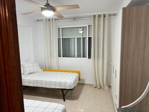 2 室のベッドルーム、WiFi (無料)、ベッドシーツ