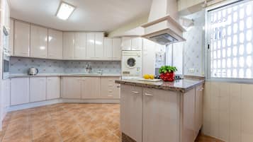 Kylskåp, mikrovågsugn, ugn och spishäll