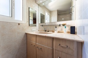 シャワー、ヘアドライヤー、タオル