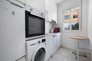 Frigorifero, microonde, forno, piano cottura