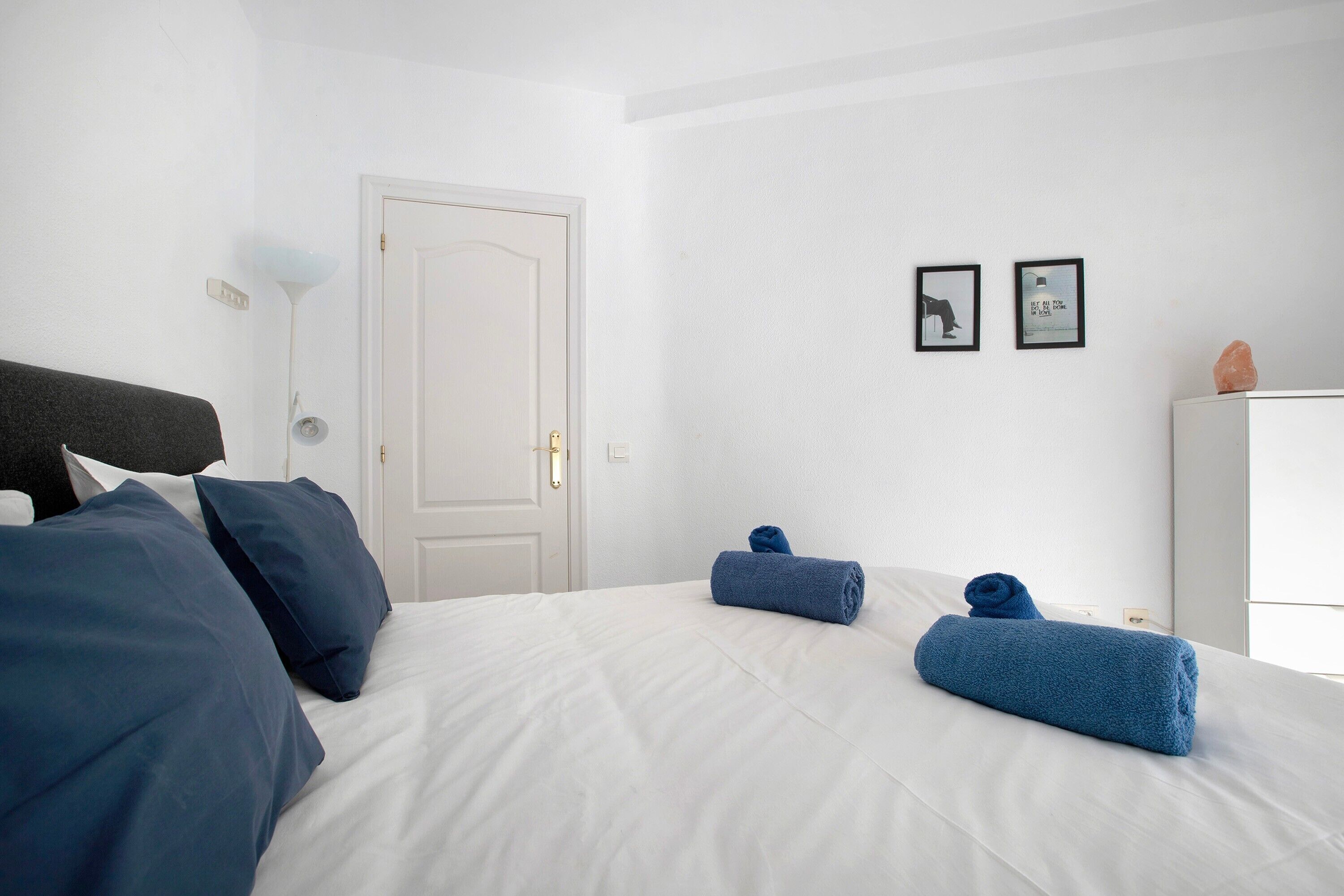 1 slaapkamer, een strijkplank/strijkijzer, gratis wifi, beddengoed