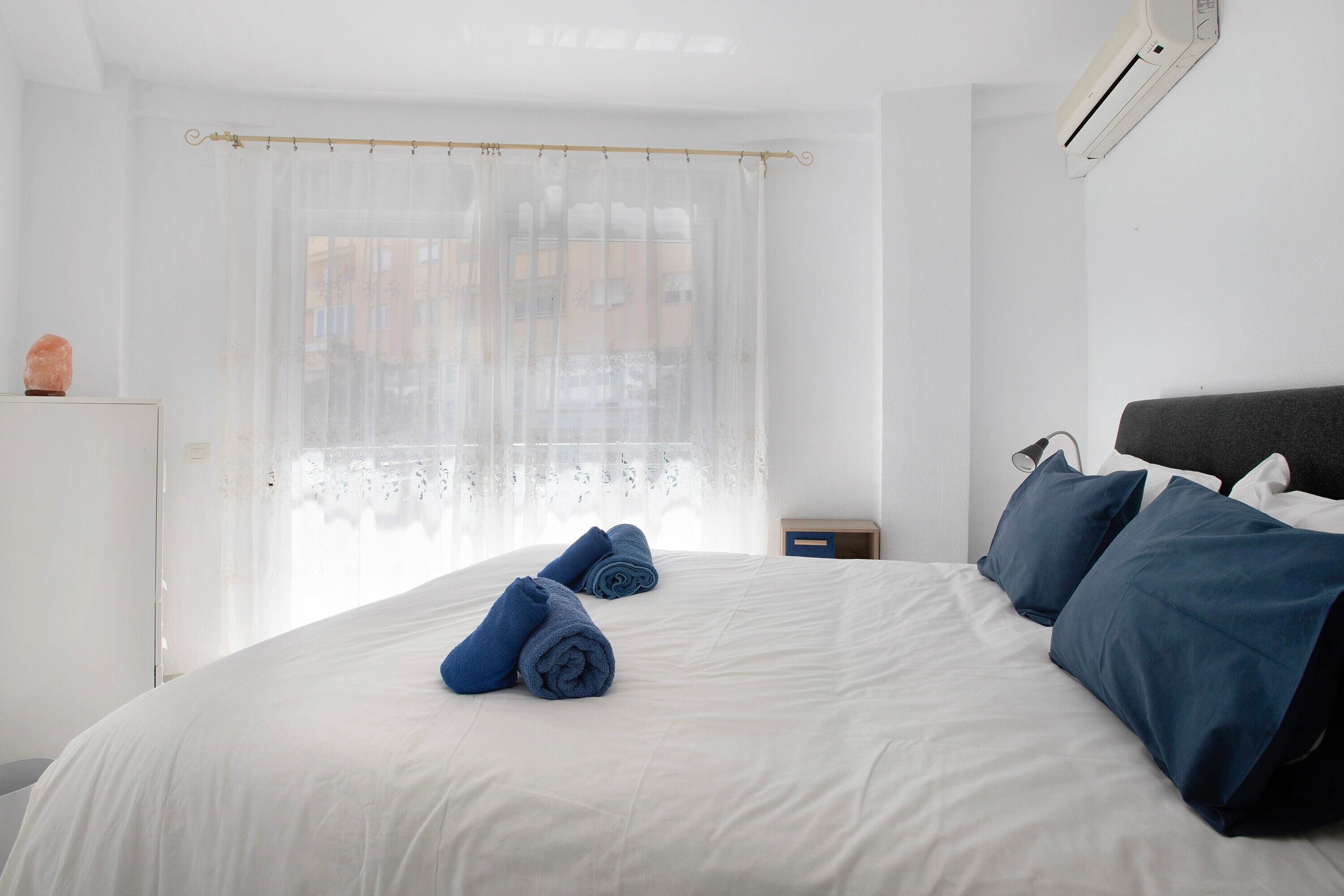 1 habitación, tabla de planchar con plancha, wifi gratis y ropa de cama 