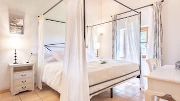 3 slaapkamers, een strijkplank/strijkijzer, gratis wifi, beddengoed