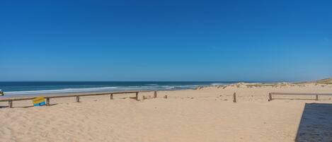 Una spiaggia nelle vicinanze
