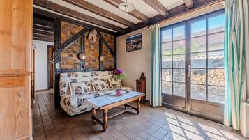 Een televisie en een open haard