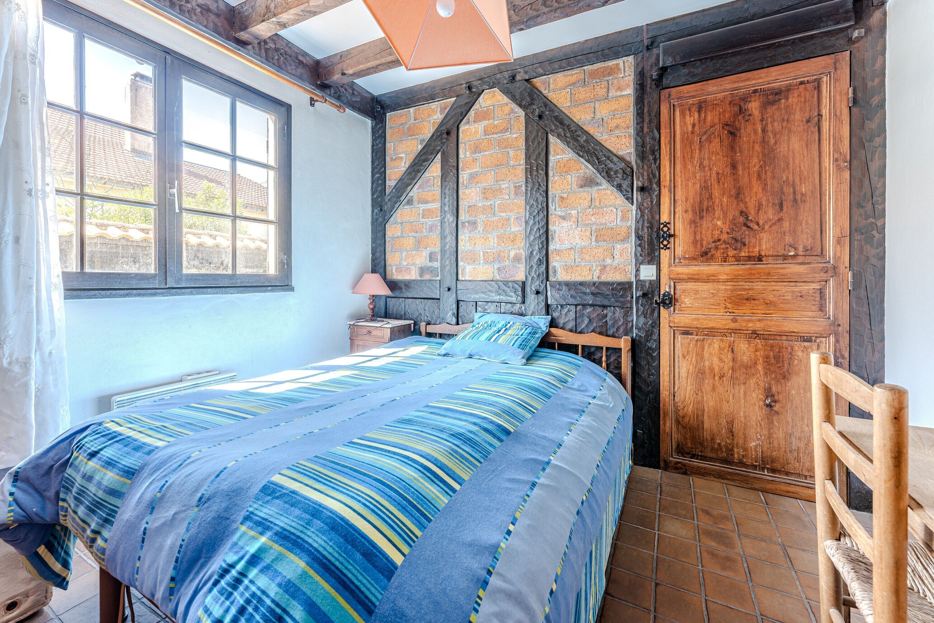 1 habitación, tabla de planchar con plancha, wifi y ropa de cama 