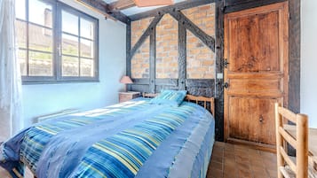 1 habitación, tabla de planchar con plancha, wifi y ropa de cama