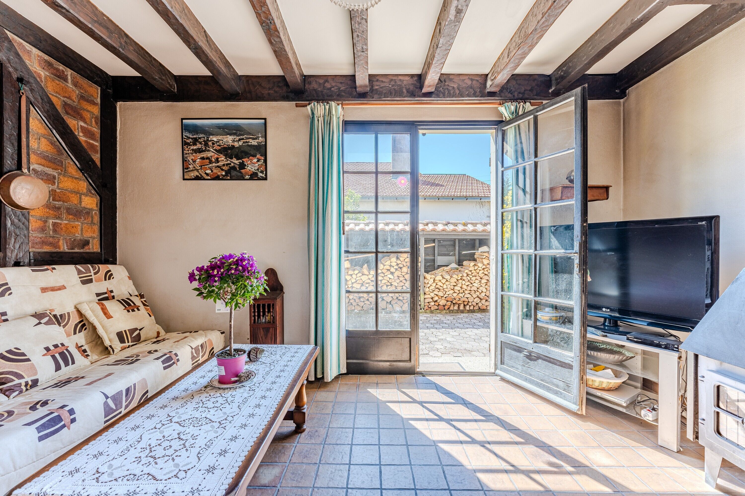 Een televisie en een open haard