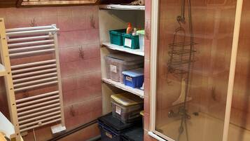 Douche, sĂšche-cheveux, serviettes fournies