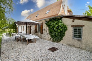 Outdoor dining - Holiday Home 'Nature Et Authenticité' with Private Pool, Private Terrace and Private Garden (Saint-André-de-Double)