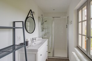 Dusche, kostenlose Toilettenartikel, Haartrockner, Handtücher
