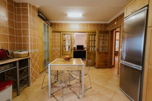 Dining - Holiday Home 'Casa Das Camarinhas' with Sea View, Private Pool and Wi-Fi (Murtinheira)