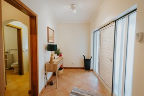 Shower, hair dryer, towels - Holiday Home 'Casa Das Camarinhas' with Sea View, Private Pool and Wi-Fi (Murtinheira)