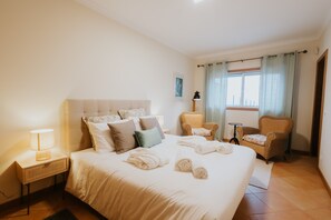 4 bedrooms, iron/ironing board, free WiFi, bed sheets - Holiday Home 'Casa Das Camarinhas' with Sea View, Private Pool and Wi-Fi (Murtinheira)