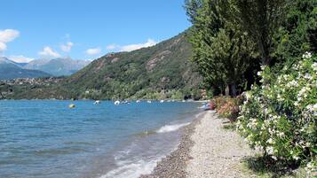 Una spiaggia nelle vicinanze
