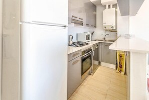 Frigorífico, microondas, horno y placa de cocina