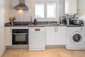 Refrigerador, microondas, horno y lavavajillas 