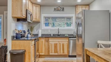 冰箱、微波炉、烤箱、炉灶