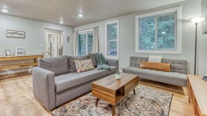 TV - Vintage Charm at Mt Air Base of Hood - Unit 4 (Welches)