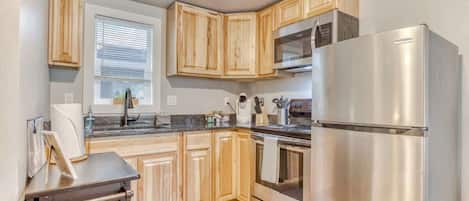 Kylskåp, mikrovågsugn, ugn och spishäll