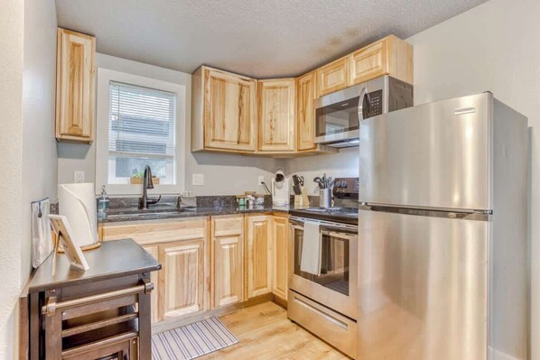 Fridge, microwave, oven, stovetop - Cozy Mt Hood BaseCamp - Mt Air Unit 10 (Welches)