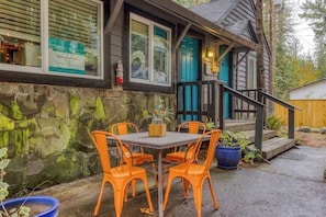 Outdoor dining - Cozy Mt Hood BaseCamp - Mt Air Unit 10 (Welches)