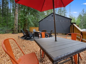 Outdoor dining - Cozy Mt Hood BaseCamp - Mt Air Unit 10 (Welches)