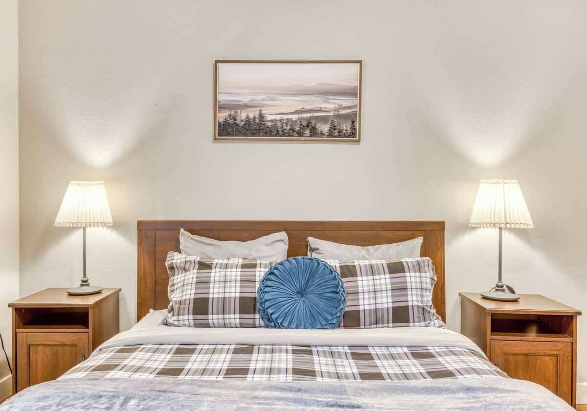 1 bedroom, iron/ironing board, travel crib, WiFi