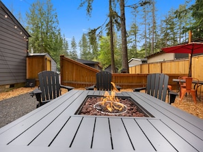 Outdoor dining - Cozy Mt Hood BaseCamp - Mt Air Unit 10 (Welches)