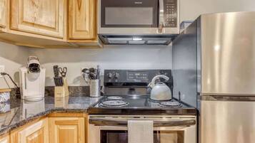 Kjøleskap, mikrobølgeovn, ovn og kokeplater