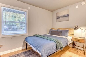 1 bedroom, iron/ironing board, travel cot, WiFi - Pet-Friendly, Near Trails - Cozy Mt Air Motel 9 (Welches)