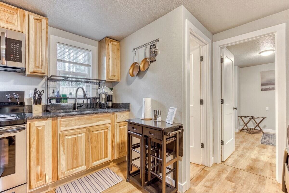 Køleskab, mikrobølgeovn, ovn, kogeplade