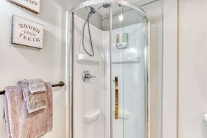Shower, hair dryer, towels - Alpine Rustic Modern Studio - Mt Air Unit 8 (Mount Hood Village)