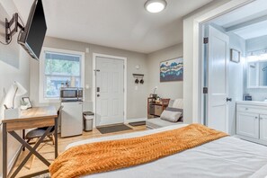 Escritorio, cuna de viaje, wifi y ropa de cama 