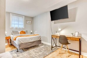Escritorio, cuna de viaje, wifi y ropa de cama 