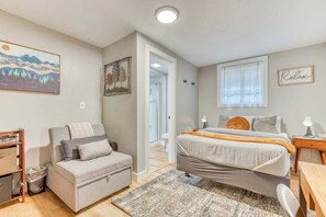 Escritorio, cuna de viaje, wifi y ropa de cama 