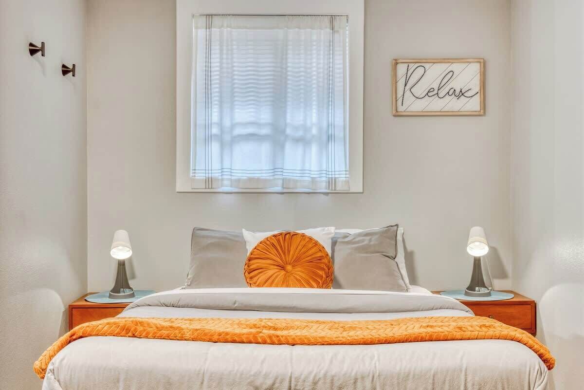 办公桌、旅行婴儿床、WiFi、床单